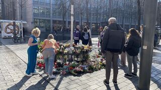 Am Paradeplatz werden nicht nur Blumen niedergelegt. Viele kommen auch mit den Notfallseelsorgern ins Gespräch.