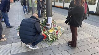 An der Haltestelle Strohmarkt gedenken die Menschen der Opfer.