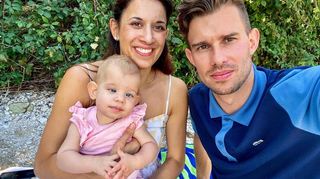 Die kleine Sophia, hier gemeinsam mit Mama Marija und Papa Simon, leidet an einem seltenen Gendefekt.