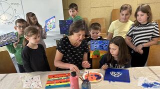 Projektleiterin Andrea Tewes wagt bei der Jugendkunstschule Brühl den Spagat zwischen Beraten und der Kreativität freien Lauf lassen.