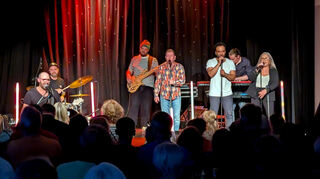 Patrick Lemm (Gitarre, Gesang), Giovanni Emanuele (Drums), Sebastian Broedner (Bass), Hardy Appich (Trompete, Gesang), Marvin Dallaway (Gesang, Trompete), Martin Pohl (Keyboard) und America (Gesang) rocken das Pumpwerk im März.