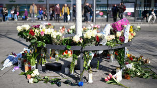 Blumen und Kerzen liegen am Paradeplatz.
