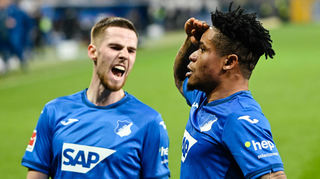 Anton Stach (l.) wird der TSG Hoffenheim nach seiner fünften Gelben Karte im wichtigen Abstiegsduell gegen den 1. FC Heidenheim fehlen.