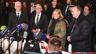 Landesinnenminister Thomas Strobl (2. v. l.) – hier mit Ministerpräsident Winfried Kretschmann (v. l.), Bundesinnenministerin Nancy Faeser und Mannheims Oberbürgermeister Christian Specht – sprach bereits am Montagabend von einem psychischen Motiv für die Tat.