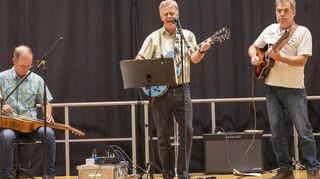 Bei Ulrich Beer (M.) und Micha Böbel (l.) spielt die Musik der Kirchlichen Sozialstation Hockenheim - sowohl in der täglichen Arbeit als auch beim Mitarbeiterfest, das die beiden musikalisch bereichern.