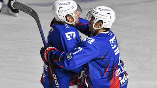 Jubel nach dem 1:1 von Mannheims Leon Gawanke (l) und Torschütze John Gilmour.