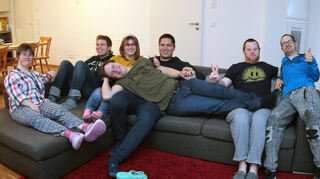 Das integratives Gemeinschaftswohnprojekt in der Schützenstraße 6 in Schwetzingen Franziska, Gábor, Lea, Dennis, Marc, Pascal, liegend: Julius.