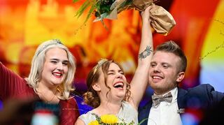 Denise Stripf (Mitte) freut sich mit ihrem „Gefolge“ Manuel Reuther (r) und Lara Karr nach der Wahl zur „Pfälzischen Weinkönigin ".