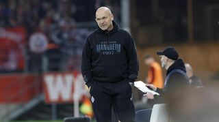 SV Waldhof Mannheim-Trainer Bernhard Trares bei der Niederlage gegen Rot Weiss Essen.