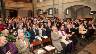 Viel Applaus für den "aktiven Schwesternchor" gibt es beim ökumenischen Gottesdienst in der Stadtkirche Hockenheim.