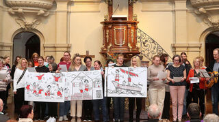 Der "aktive Schwesternchor" singt zum Abschied von Ulrich Beer und zeigt dazu Motive aus seiner Dienstzeit.