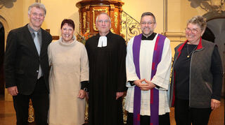 Gratulanten und Dankende für Ulrich Beer (l.) zum Abschied von der Sozialstation Hockenheim: Nachfolgerin Melanie Schäfer, Pfarrer Michael Dahlinger, Pfarrer Christian Müller und Pfarrerin i.R. und Vorsitzender der Sozialstation Esther Kraus.