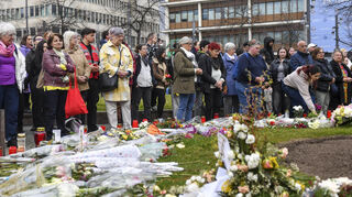 Gebete nach Amokfahrt und Gedenkminute am Paradeplatz in Mannheim.