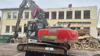 Am ehemaligen Zollamt in der Friedrichstraße haben die Abrissarbeiten begonnen. Derzeit wird das Gebäude entkernt. Der Bagger ist schon im Einsatz.