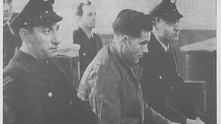 Flankiert von Polizeibeamten muss sich Bernhard Prigan im Dezember 1953 vor dem Mannheimer Schwurgericht verantworten.