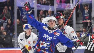 Vier Tage vor Weihnachten fuhren die Adler Mannheim einen 4:1-Sieg über München ein. Kapitän Marc Michaelis feiert hier sein Tor zum 3:0.