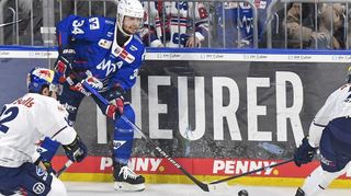 Adler-Stürmer Tom Kühnhackl (blaues Trikot) weiß, wie man Titel gewinnt.