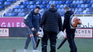 Mit Laubbläsern machten Waldhof-Mitarbeiter den gefrorenen Rasen vor der Partie gegen Verl am 1. Februar spieltauglich.
