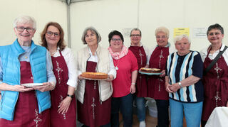 Annete Renkert (4. v. l.) und Karin Sauer (5. v. l.) zusammen mit Herta Frey (v. l.) Claudia Auer, Inge Scholz, Margret Brinkmann, Anneliese Geiß und Traute Renkert beim offiziellen Spargelanstich 2023.