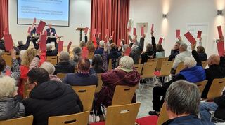 Der Moment im Josefshaus, als die Versammlung einstimmig die Auflösung des Vereins „Die Brücke“ beschlossen hat. Das Vermögen fällt damit an den neuen Verein „Warme Stubb“ Schwetzingen.