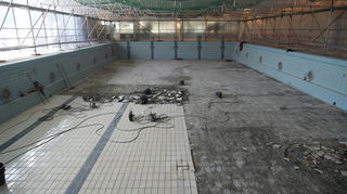 Aktuell laufen die Arbeiten am Sportbecken des Aquadroms auf Hochtouren.