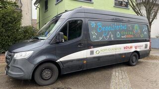 Der Begeisterbus, ein mobiles Labor, vermittelt dem Nachwuchs ein fundiertes Basiswissen hinsichtlich alternativer Energiegewinnung.