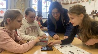 Physikerin Dr. Sylvia Zinser vom Bruchsaler Zukunftslabor Z-LAB beim Experimentieren mit Schülerinnen der Neulussheimer Markus-Schule.