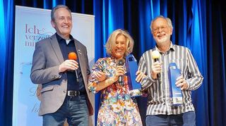 Umrahmt von den geistigen Vätern des Gesundheitsforums - Bügermeister Dr. Ralf Göck (l.) und und dem ehemaligen Brühler Internisten Dr. Axel Sutter - fühlt sich Ute Ullrich sichtlich wohl.
