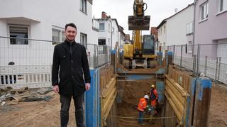 Ortsbaumeister Nico Rößler ist mit den Fortschritten sichtlich zufrieden: Im Bereich der Kreuzung Enderle- und Bahnhofstraße laufen die Vorbereitungen für das nächste tonnenschwere Verbindungsbauteil, das im April kommen soll.