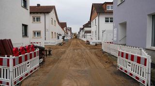 Die Ketscher Enderlestraße ist noch bis zum Spätsommer eine Großbaustelle und gleicht derzeit einem überdimensioniertem Sandkasten: Hier wurde bereits der neue Kanal verlegt, bald folgen die Leitungen und die völlig umgestaltete Oberfläche.