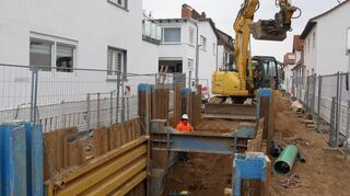 Der Abwasserkanal verläuft in diesem Teil der Enderlestraße in rund sechs Metern Tiefe, entsprechend aufwendig sind die Arbeiten.