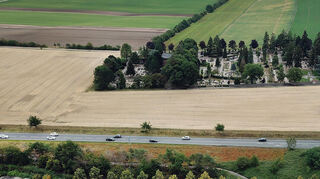Ob östlich und nördlich des Friedhofs ein Gewerbegebiet entsteht, hängt nicht zuletzt von den Erschließungskosten ab.
