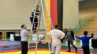 Schon am Donnerstag sind zahlreiche Helfer der RKG im Einsatz, um die Halle für das Wochenende vorzubereiten.
