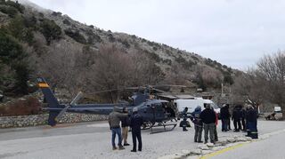 Die Suchmannschaften waren in den Bergen von Kreta auch mit einem Hubschrauber unterwegs. Am Freitag bargen Bergsteiger den Leichnam des 20-jährigen Heidelbergers Johann.
