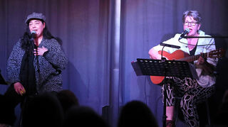 "Die 2 Grazien - singende und swingende Göttinnen von Odenwälder Anmut" gastieren mit ihrem Programm "A sentimental Journey" zu Gast im Alten Bahnhof.