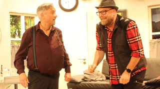 Martin Bredereck (l.) und Ingo Paul sorgen für gute Laune auf und unterhalb der Bühne.