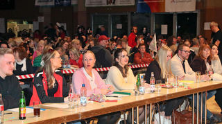 Die Jury bewertet alle Auftritte in der Mehrzweckhalle..