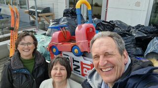 Der mit Skiern, einem Bobby Car und viel Unrat in zahllosen schwarzen Müllsäcken voll beladene Lastwagen wurde im Bauhof abgestellt. Anke Gleisner (v. l.), Birgit Sehls und Dr. Ralf Göck werteten die Aktion als großen Erfolg.