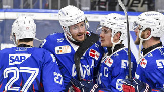 Bei den Adlern war die Erleichterung nach dem Sieg groß: Tom Kühnhackl (Zweiter von links) traf in der Verlängerung zum 2:1 gegen den EHC München.