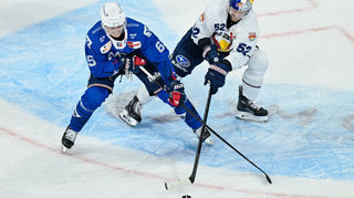 Adler-Kapitän Marc Michaelis (links) kämpft mit Münchens Patrick Hager um den Puck.