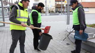 Bürgermeister Nils Drescher kehrt erstmal vor der eigenen Haustüre am Rathaus.