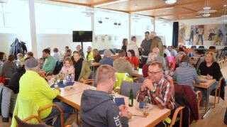 Im Gemeindezentrum gibt es anschließend ein Mittagessen für alle fleißigen Helfer.