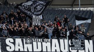 Triste Aussichten: Fans des SV Sandhausen beim Auswärtsspiel in Hannover.