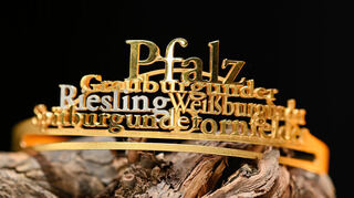 Die Krone der Pfälzischen Weinkönigin liegt im Saalbau kurz vor der Wahl und Krönung der "Pfälzischen Weinhoheiten" auf der Bühne. Zwei Frauen und erstmals ein Mann bewerben sich um den Titel der 86. Pfälzischen Weinkönigin oder Weinhoheit.