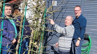 Experte Karl-Heinz Stöckler gibt beim Basisschnittkurs in Ketsch auch praktische Anleitungen.