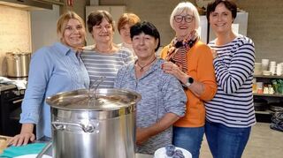 Eingespieltes Team: Ehrenamtliche haben die Versorgung von Bedürftigen bei der Mittwochssuppe in Speyer mit einer warmen Mahlzeit in der Woche übernommen.