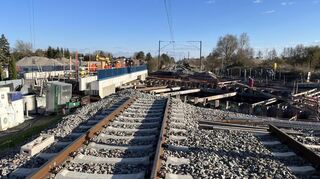 Gleisunterbrechung in Schifferstadt: Hier wird gerade ein Brückenteil (links mit blauem Geländer) eingeschoben, das die S-Bahn über eine Straßenunterführung hinwegfahren lässt.
