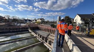 Millimeterweise rückt die Brücke in Schifferstadt in die richtige Position. Unterhalb des Bauteils steht Grundwasser, das in den kommenden Tage abgepumpt werden muss.