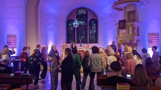 Die evangelische Kirchengemeinde brachte rund 500 Besucher mit ABBA-Hits zum Tanzen.