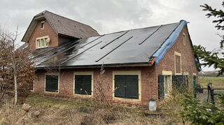 Das Wasserwerk hat im Sommer 2023 gebrannt. Das Dach ist nun mit Platten abgedeckt.